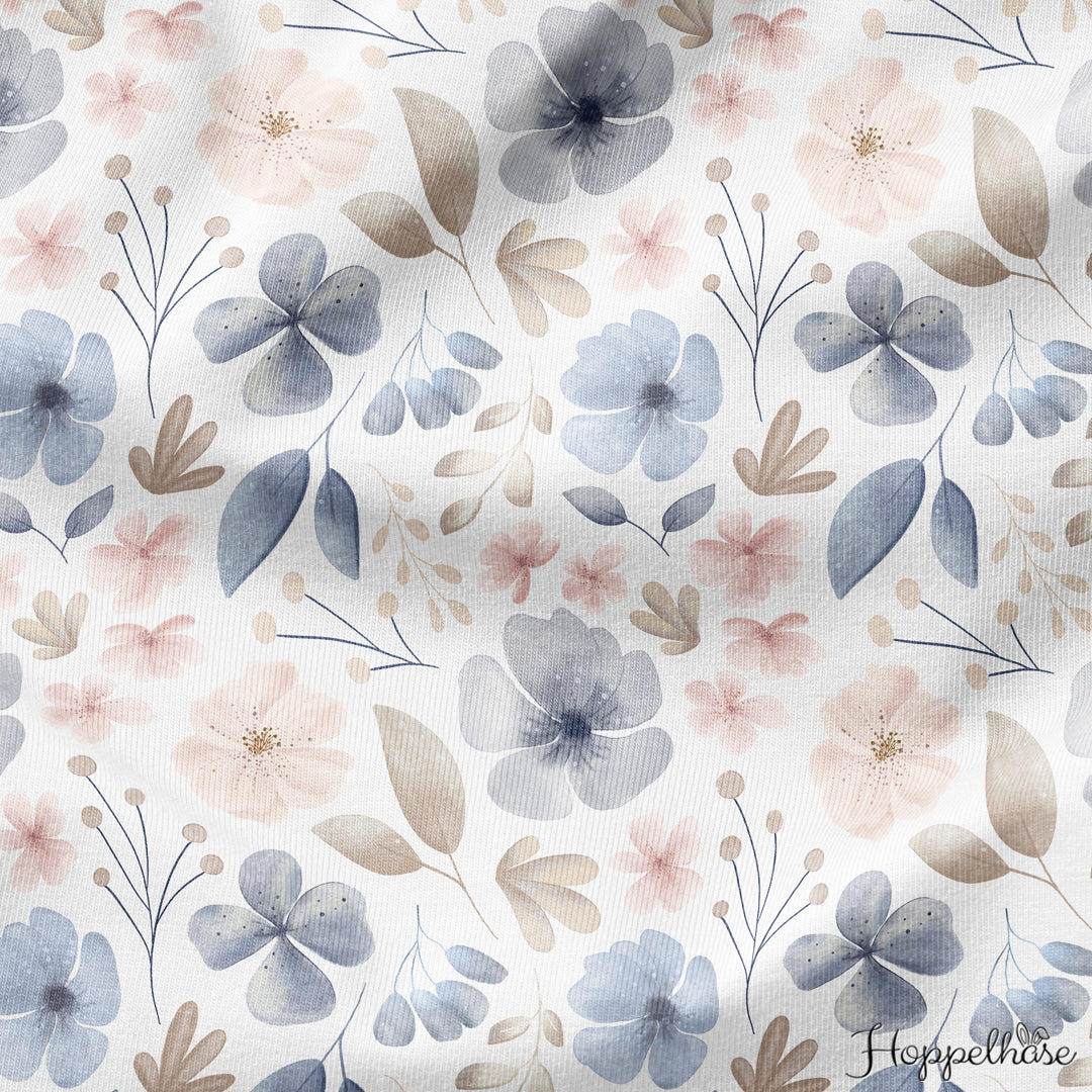 Blaue Blumen auf weiß